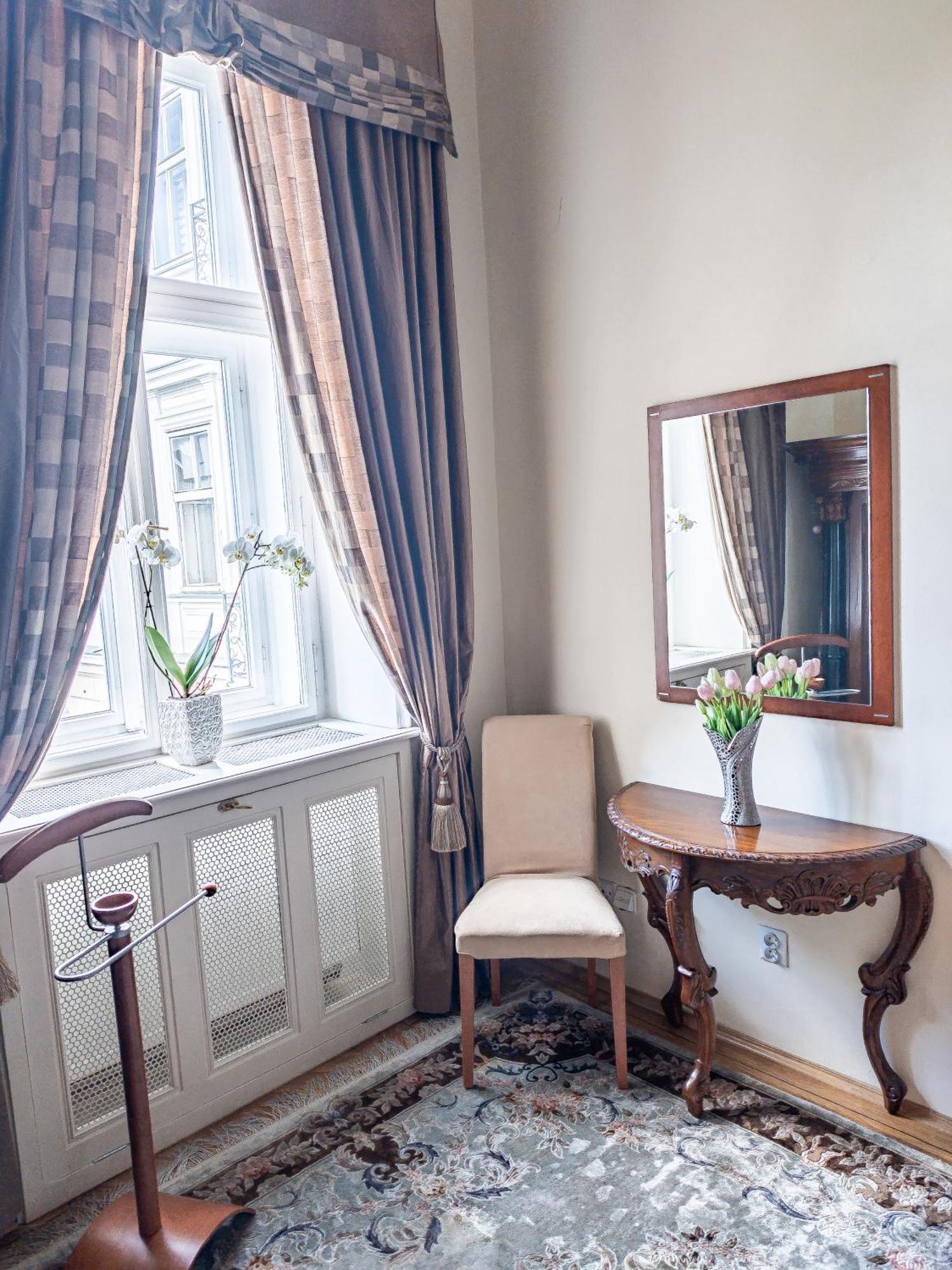 Two Bedroom Villa With Hot-Tub, Terrace And Garden, Wenceslas Square Прага Екстер'єр фото