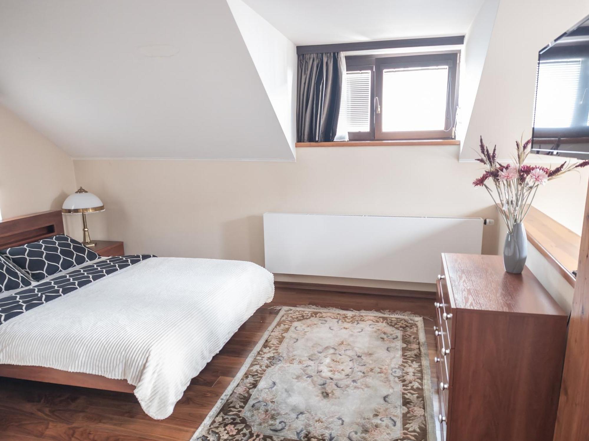 Two Bedroom Villa With Hot-Tub, Terrace And Garden, Wenceslas Square Прага Екстер'єр фото